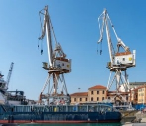 Waterfront Shipyard Port Cranes Handle Goods Of Different Sizes And Shapes
